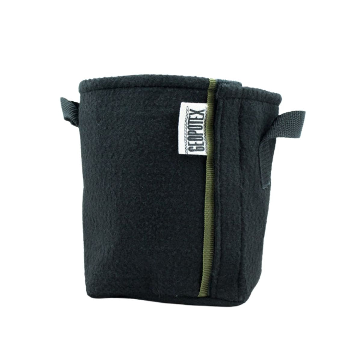 La maceta (matera) de geotextil, geomaceta o geopot,  como también se le llama, es un novedoso recipiente para el sustrato que cumple con múltiples beneficios a diferencia de las convencionales macetas de plástico o de barro